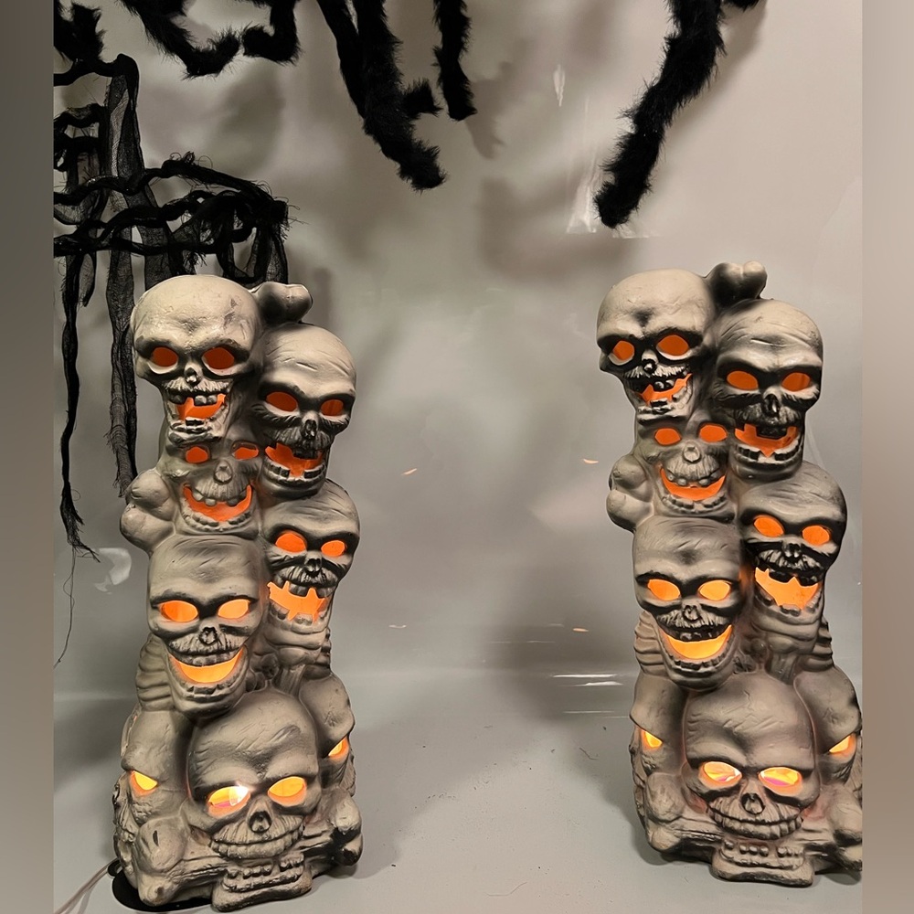Vintage 1993-1995 Trendmasters Halloween Light-up Stacked Skulls Tower, 19”